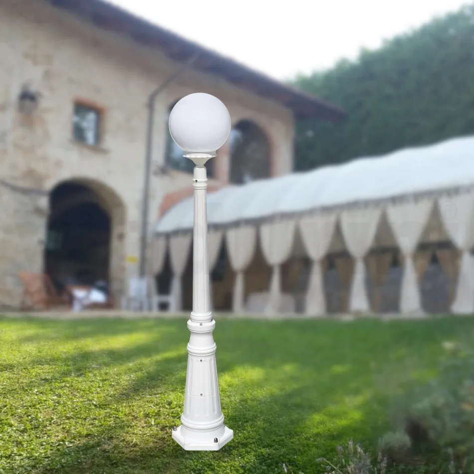Lampadaire de 145 cm de haut en acrylique blanc et aluminium fabriqué en Italie - Trovabianco Viadurini