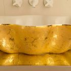 Vasque à poser en céramique blanche et dorée fabriquée en Italie Cubo Viadurini
