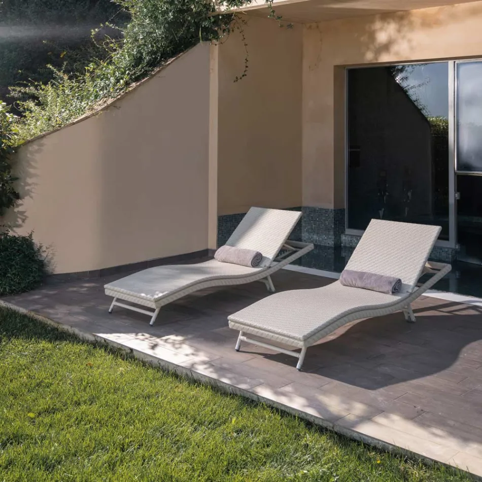 Chaise longue d'extérieur en polyrotin avec roues - Meredith Viadurini