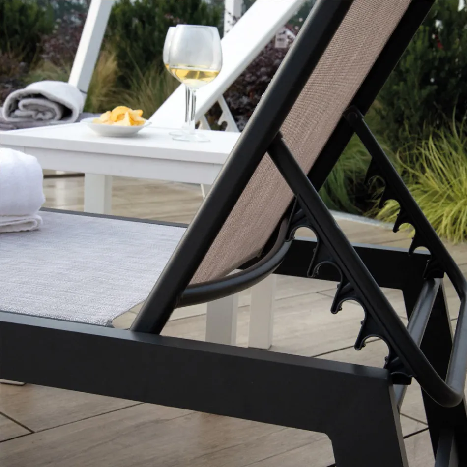 Chaise longue d'extérieur en aluminium et textilène avec 2 roues - Costume Viadurini