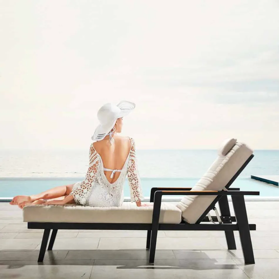 Chaise longue en aluminium et accoudoirs en teck avec repose-tête - Moira Viadurini