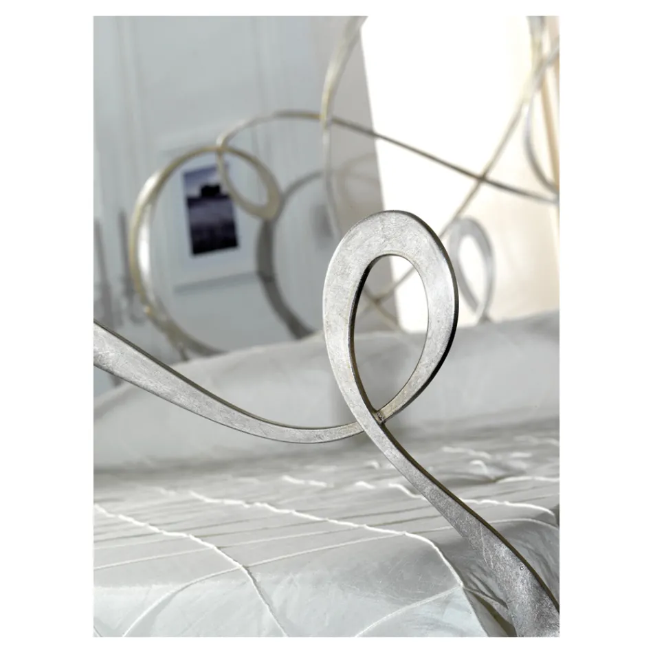 Lit double avec pied de lit assorti, matelas et 2 tables de chevet - Nebbia Viadurini