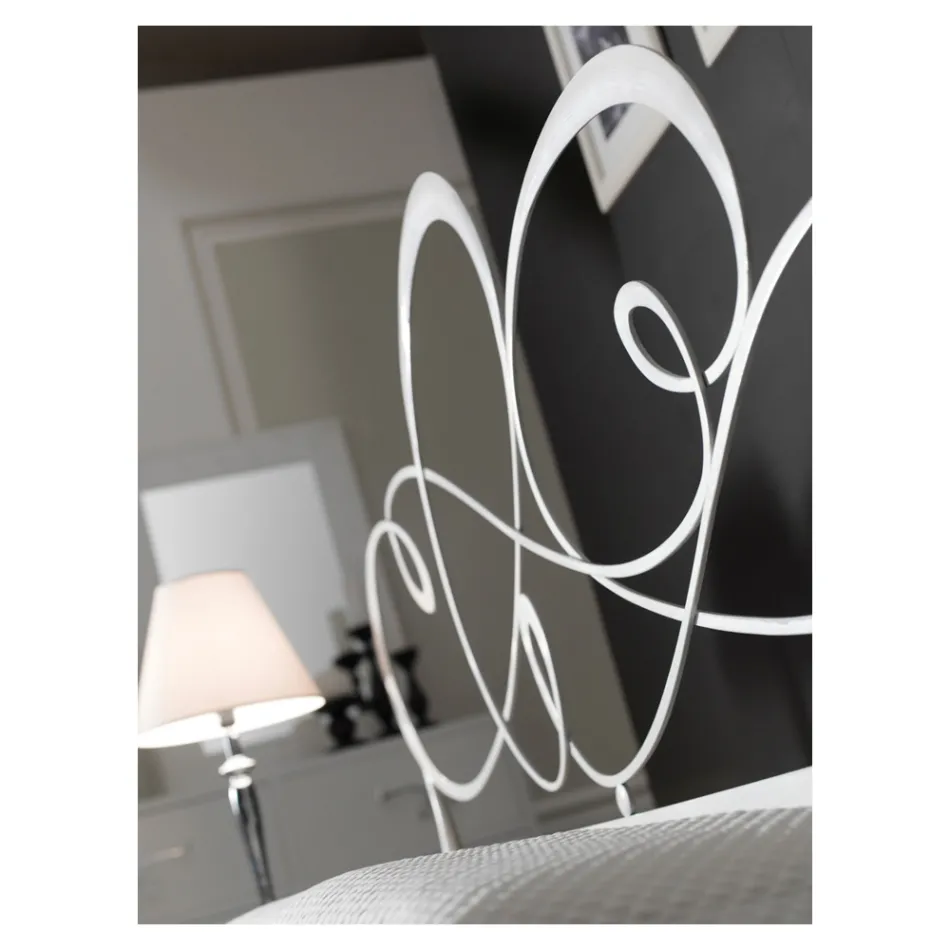 Lit double avec pied de lit assorti, matelas et 2 tables de chevet - Nebbia Viadurini