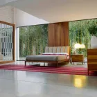 Lit double design avec tête de lit rembourrée en cuir Menardo Viadurini