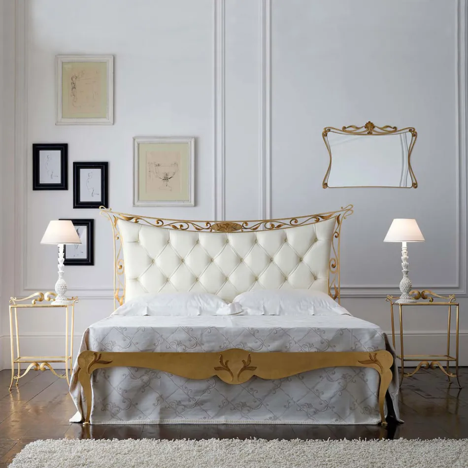 Lit double en cuir véritable avec matelas et 2 tables de chevet - King Viadurini