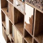 Bibliothèque en manguier et tiroirs recyclés avec décorations Homemotion - Auriel Viadurini