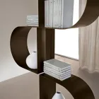 Bibliothèque verticale Fatima en métal peint avec pieds réglables Viadurini