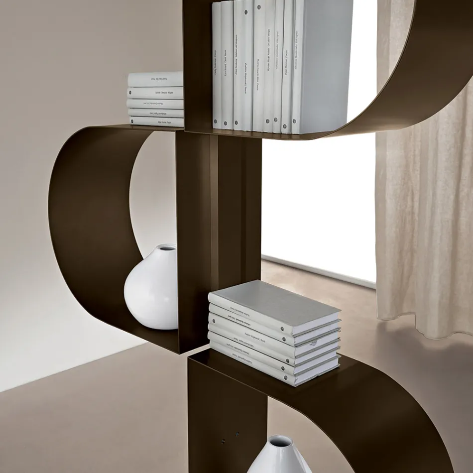 Bibliothèque verticale Fatima en métal peint avec pieds réglables Viadurini