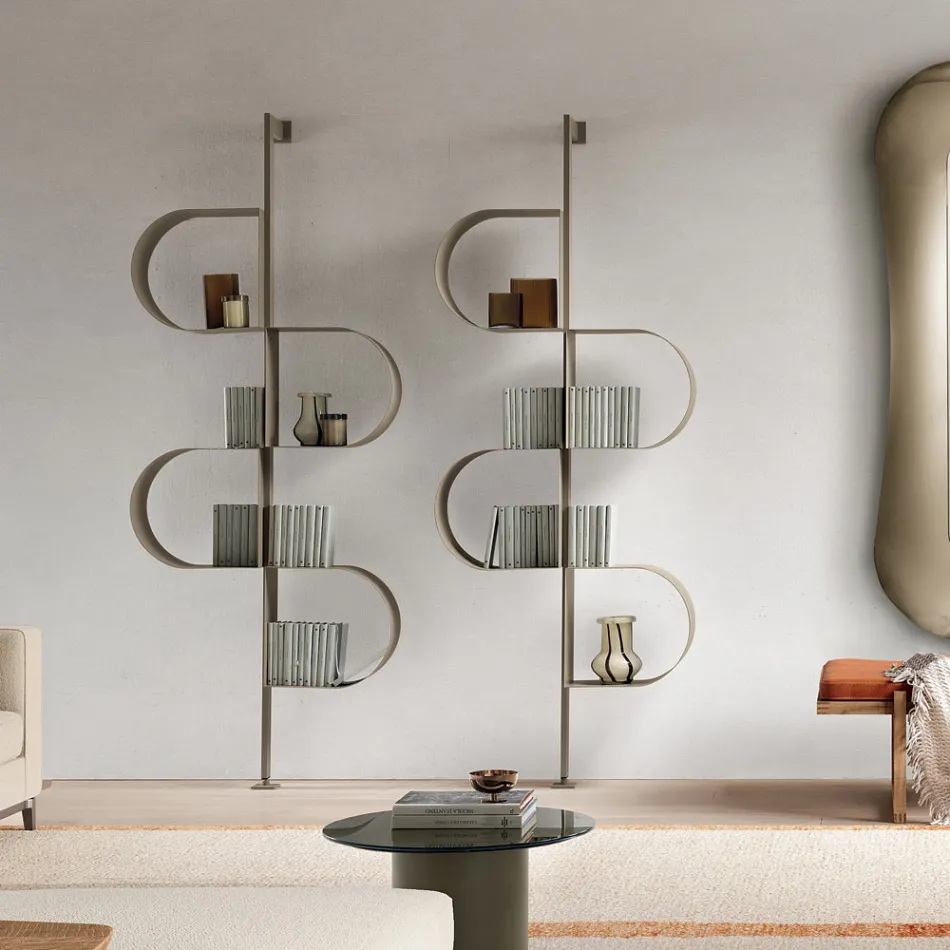 Bibliothèque verticale Fatima en métal peint avec pieds réglables Viadurini