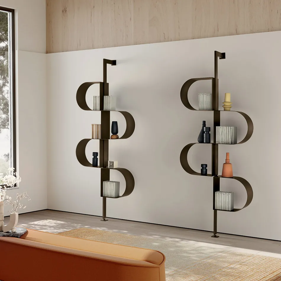 Bibliothèque verticale Fatima en métal peint avec pieds réglables Viadurini