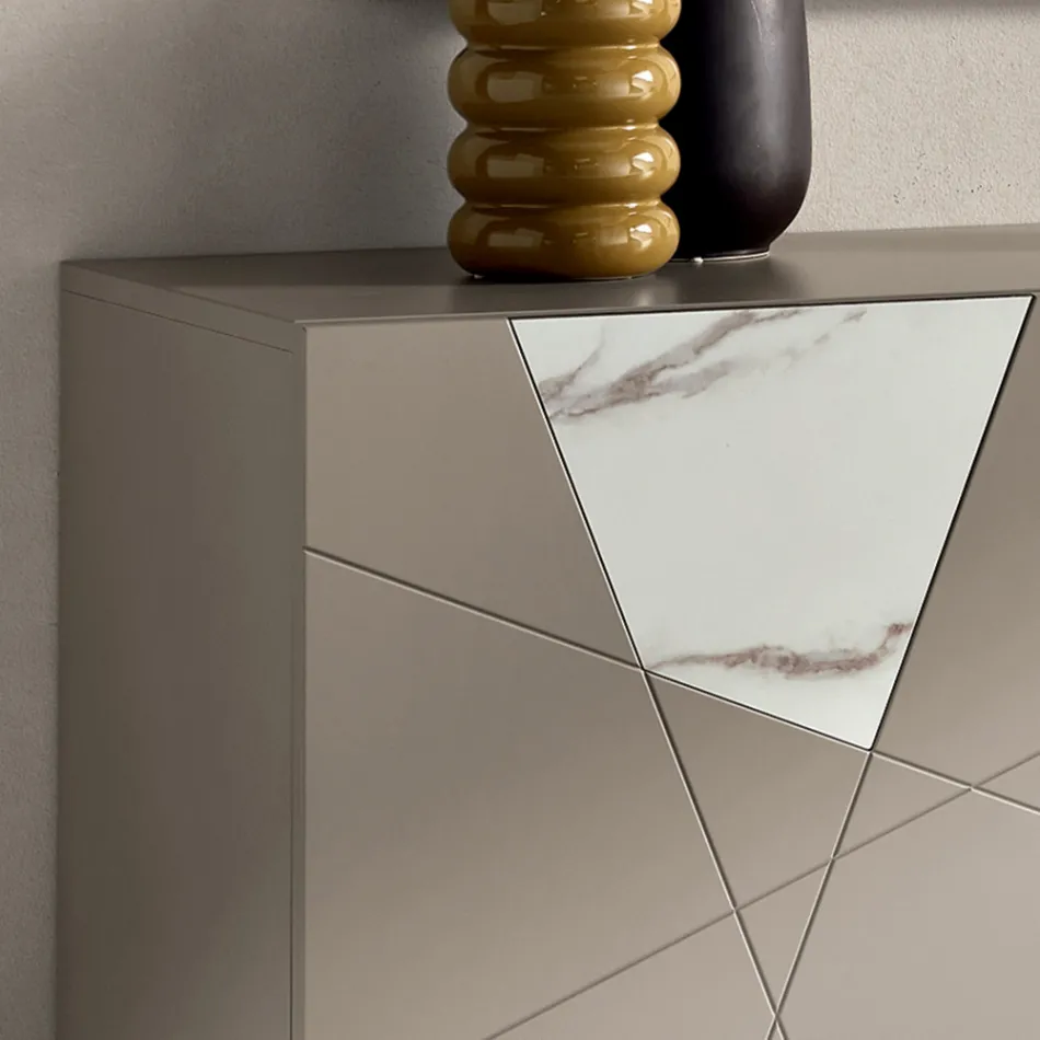 Buffet à 2 portes en MDF laqué avec pantographe et inserts en verre effet marbre - Danila Viadurini