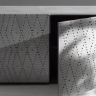 Buffet à 3 portes et 3 étagères intérieures, décor en aluminium de fonderie - Scorpion Viadurini