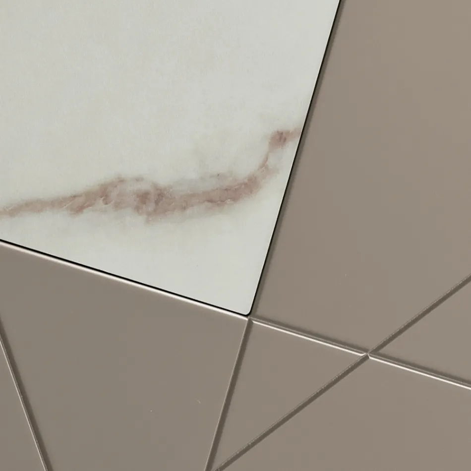 Buffet à 4 portes en MDF laqué avec pantographe et inserts en verre effet marbre - Danila Viadurini