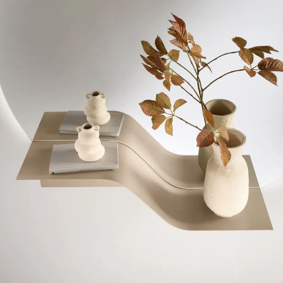Étagère murale ondulée en métal Nimea, disponible en trois finitions de couleur Viadurini