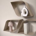 Étagère murale métallique Eteris avec espace de rangement intérieur, disponible en trois couleurs.