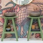 Meuble de salle de bain autoportant avec finition en teck et grande étagère verte - Raomi Viadurini