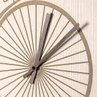 Horloge murale design ronde en bois avec décorations en 2 finitions - Byko Viadurini