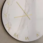 Horloge murale en verre effet marbre Calacatta avec aiguilles en laiton - Axis Viadurini