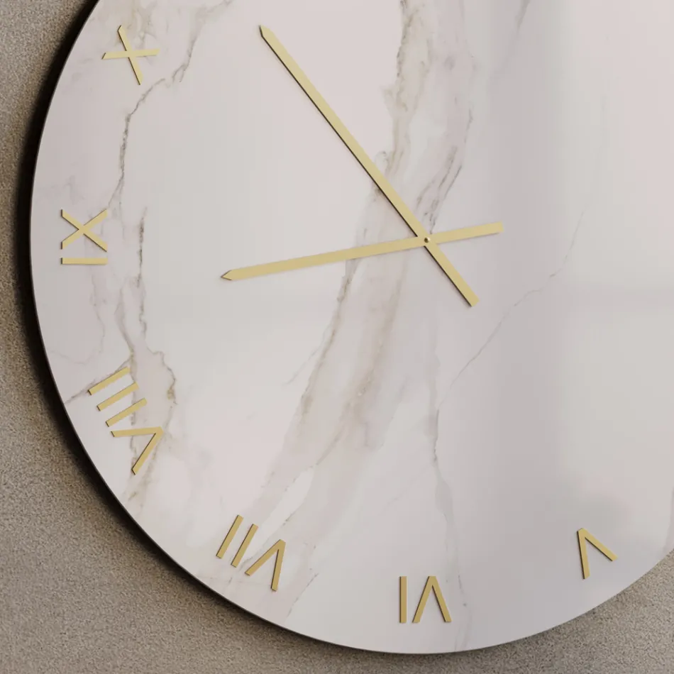 Horloge murale en verre effet marbre Calacatta avec aiguilles en laiton - Axis Viadurini