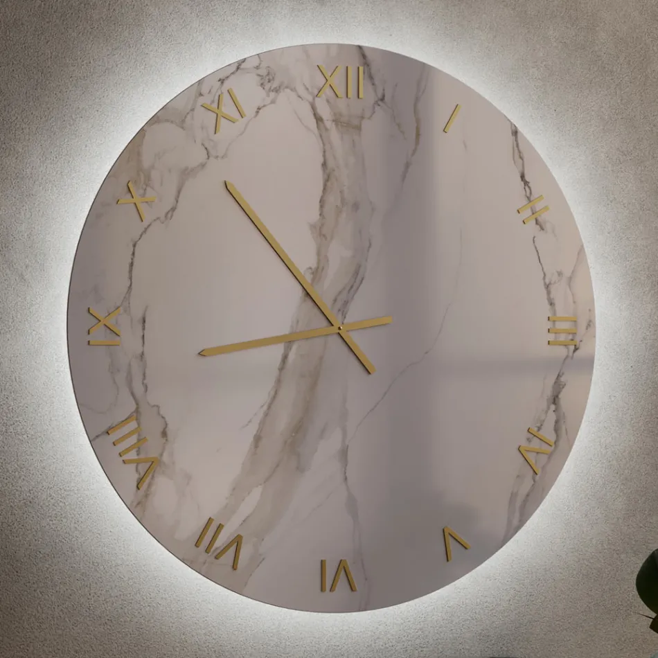 Horloge murale en verre effet marbre Calacatta avec aiguilles en laiton - Axis Viadurini