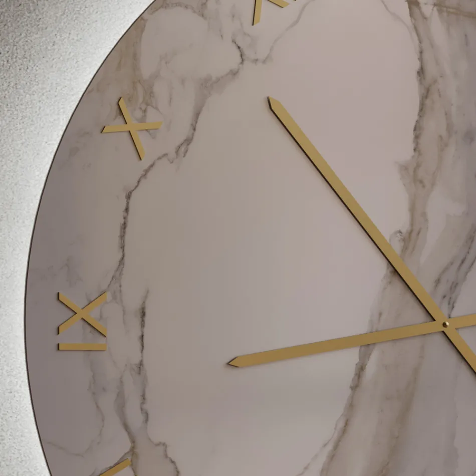 Horloge murale en verre effet marbre Calacatta avec aiguilles en laiton - Axis Viadurini