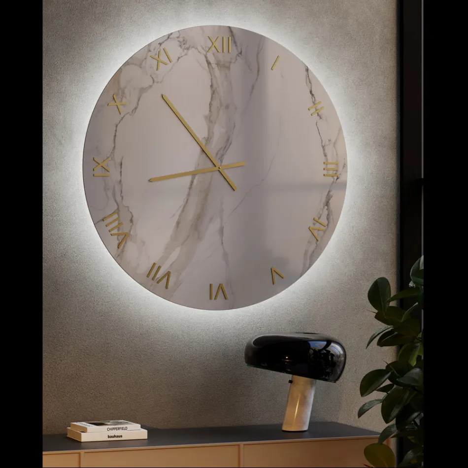 Horloge murale en verre effet marbre Calacatta avec aiguilles en laiton - Axis Viadurini