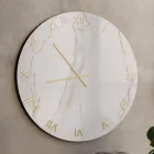 Horloge murale en verre effet marbre Calacatta avec aiguilles en laiton - Axis Viadurini