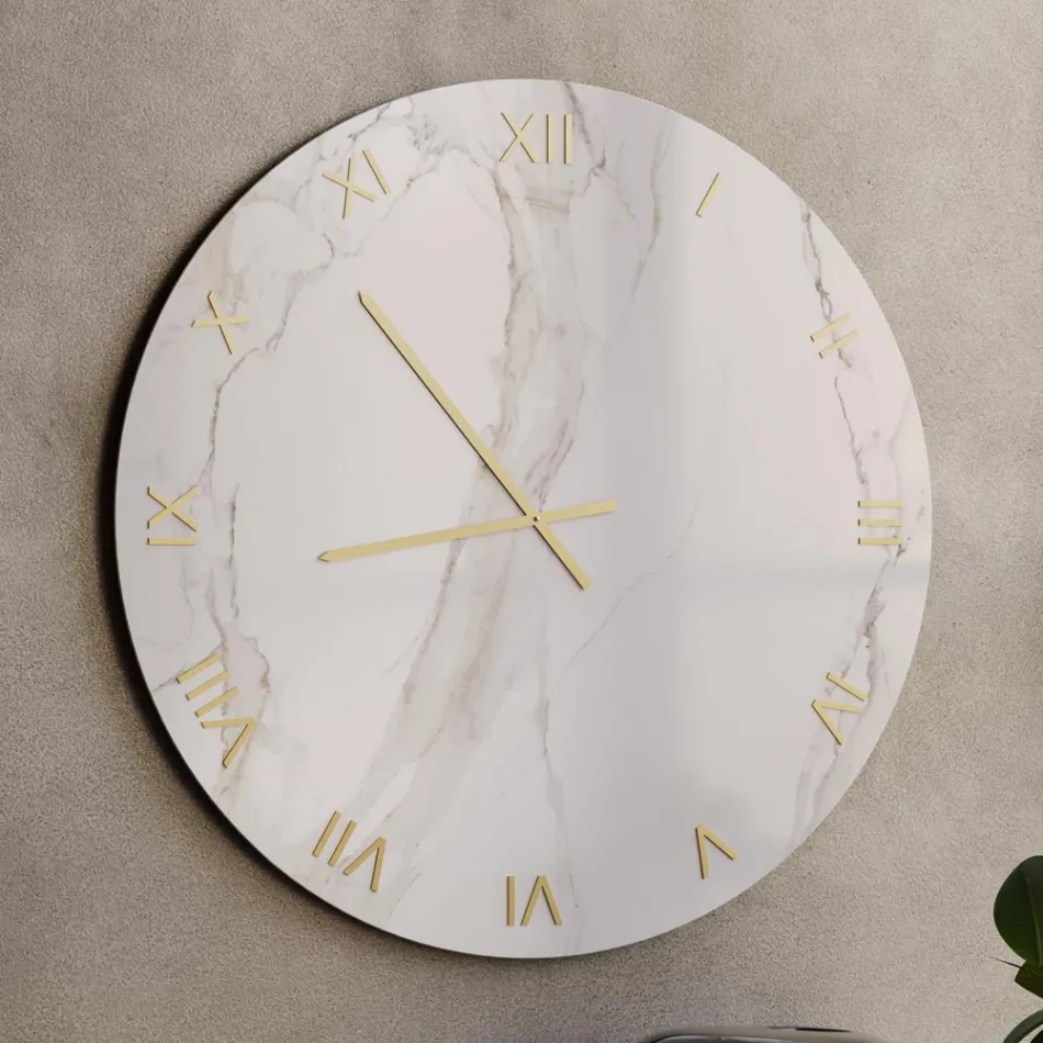 Horloge murale en verre effet marbre Calacatta avec aiguilles en laiton - Axis Viadurini