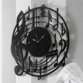 Horloge murale noire ronde de design moderne en bois décoré - Musique