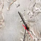 Horloge moderne avec cinq quadrants représentant le monde Miles Viadurini