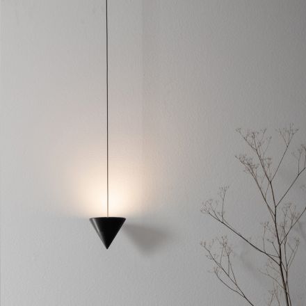 Lampadaire Wire en aluminium noir et cône au design minimaliste - Mercado Viadurini