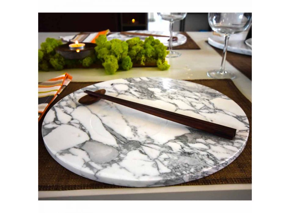 Assiette de service ronde en marbre blanc de Carrare fabriqué en Italie - Kamil Viadurini