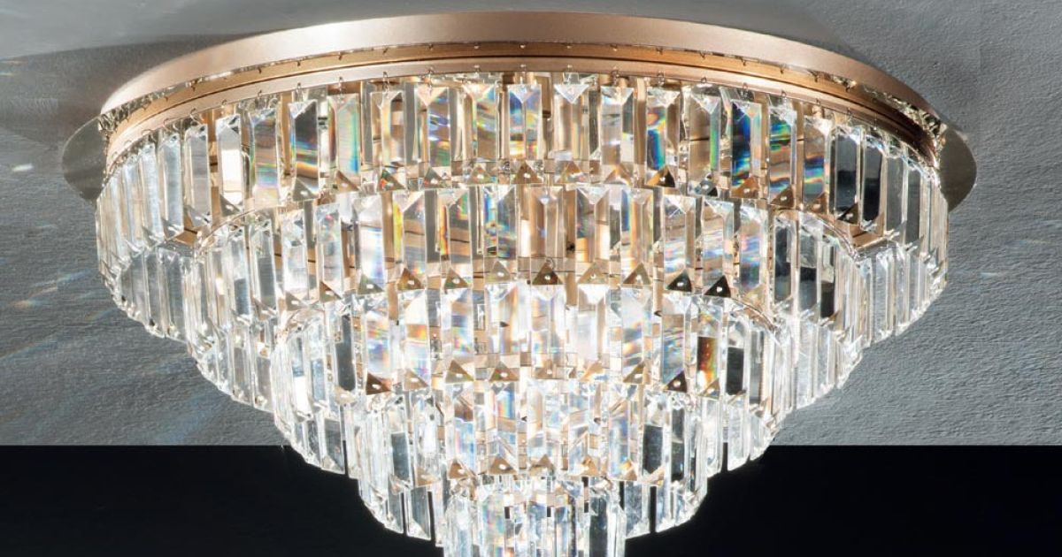 REPRENDRE Lustre à 5 Bras De Lumières En Métal Doré à Décor De Rinceaux