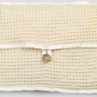 Pochette en coton nid d'abeille blanc naturel avec bouton en nacre - Anteha Viadurini