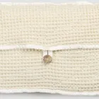 Pochette en coton nid d'abeille blanc naturel avec bouton en nacre - Anteha Viadurini