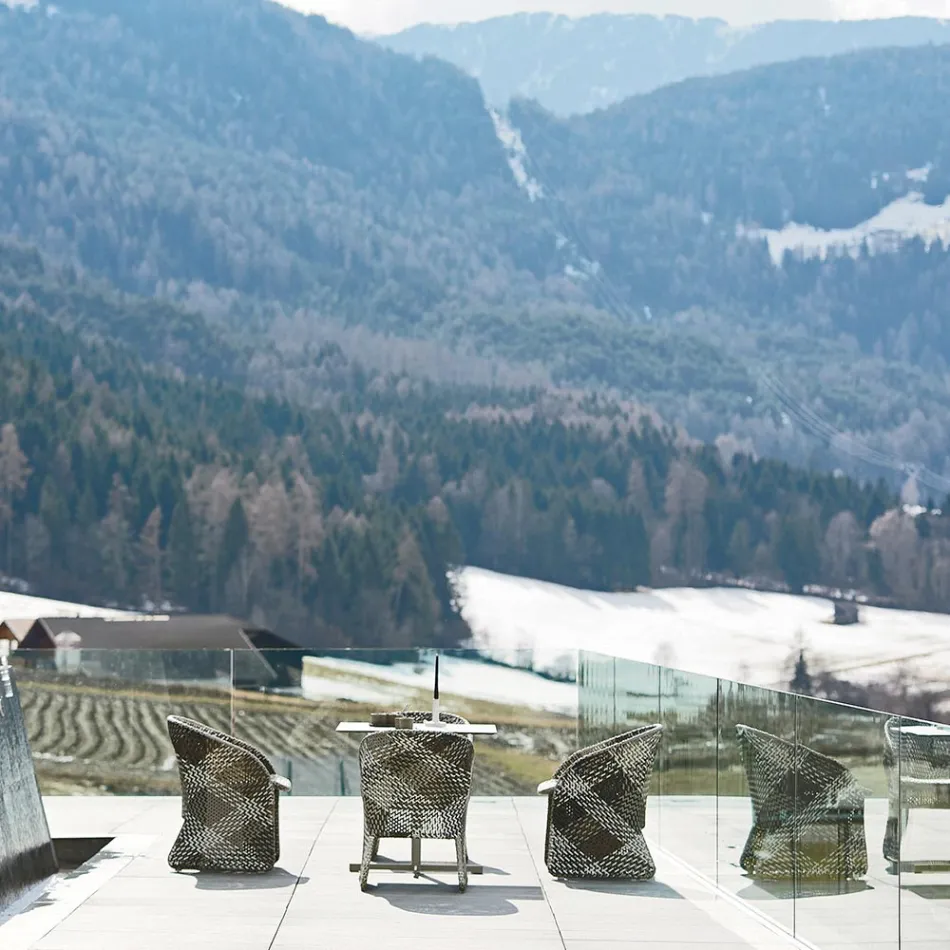 Fauteuil de jardin en fibre synthétique tressée colorée - Maat by Varaschin Viadurini