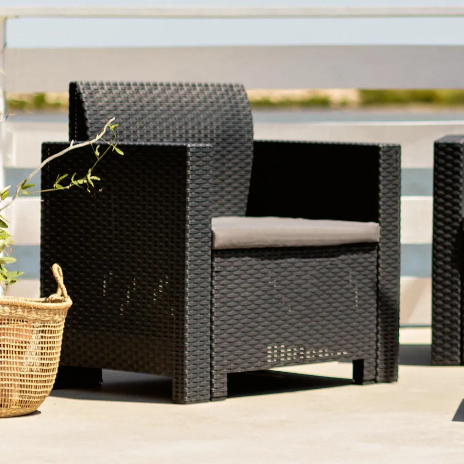 Séjour avec 1 canapé, 2 fauteuils et 1 table basse avec coussins d'assise - Machine Viadurini