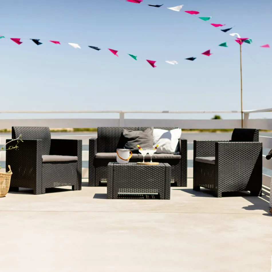 Séjour avec 1 canapé, 2 fauteuils et 1 table basse avec coussins d'assise - Machine Viadurini