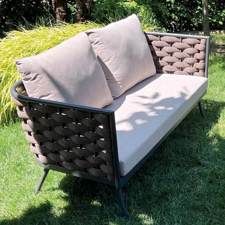 Salon d'extérieur avec canapé, fauteuil et table basse rectangulaire - Pissenlit Viadurini