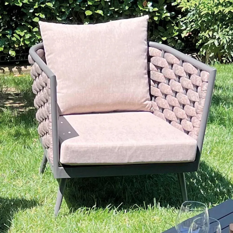 Salon d'extérieur avec canapé, fauteuil et table basse rectangulaire - Pissenlit Viadurini