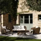 Salon en polyrotin de la marque REHAU, disponible en différentes finitions et avec coussins blancs - Madness Viadurini