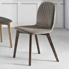 Chaise avec assise en tissu monocoque et pieds en bois fabriquée en Italie - Nezoku Viadurini