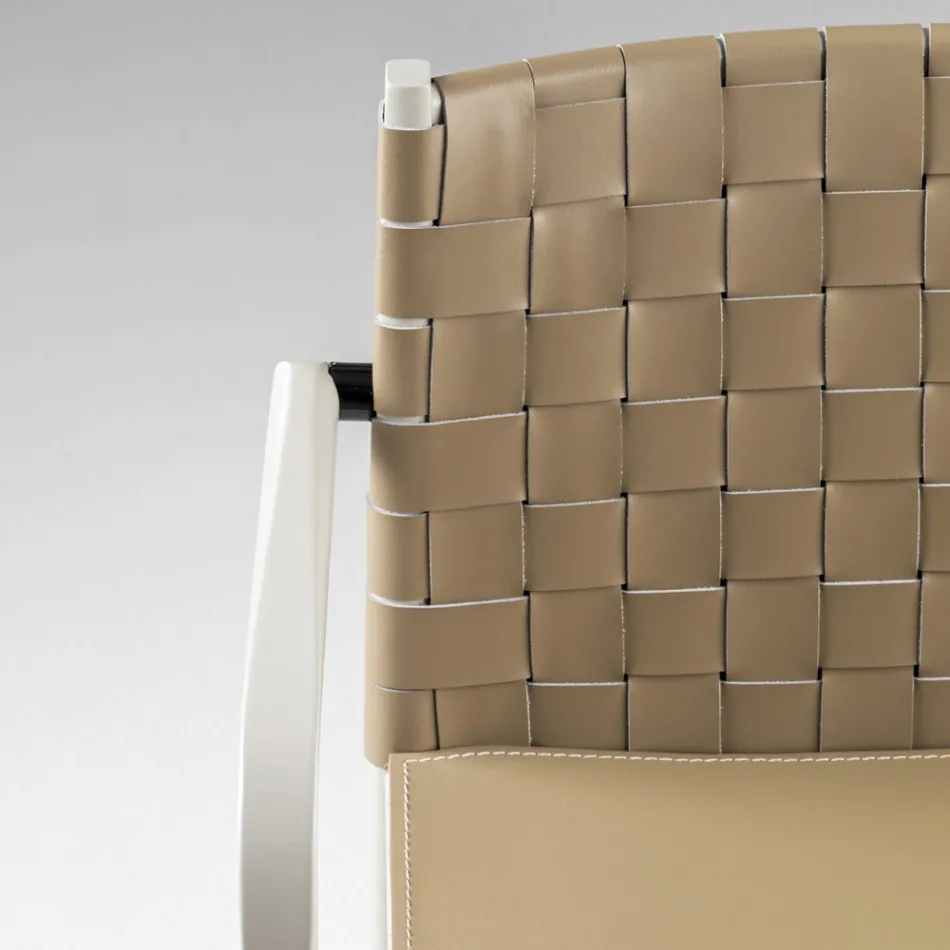 Chaise de luxe en hêtre laqué beige et cuir tressé fabriquée en Italie - Nora Viadurini