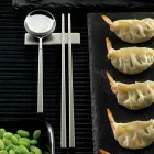 Ensemble composé d'une cuillère à fruits, de baguettes et d'un repose-couverts - Osaka Viadurini