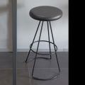 Tabouret avec structure en métal noir et assise en éco-cuir noir - Miscia