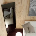 Miroir mural avec porte ouvrante et patères Made in Italy - Boro Viadurini