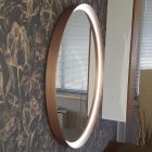 Miroir mural rond avec cadre en métal de différentes couleurs et lumière LED - Renga Viadurini