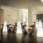 Slide Peak table haute (H120) en polyéthylène et verre fabriqué en Italie Viadurini