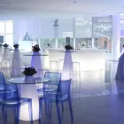 Slide Peak table haute (H120) en polyéthylène et verre fabriqué en Italie Viadurini