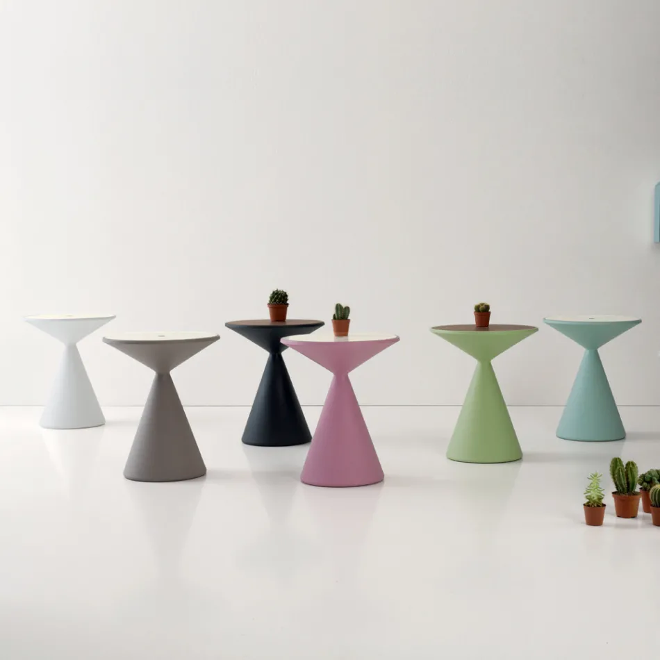 Table basse d'extérieur en polyéthylène coloré avec compartiment interne - Aigu Viadurini